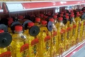 عکسی که امروز مثل بمب ترکید / دزدگیر روغن در فروشگاه‌ها!