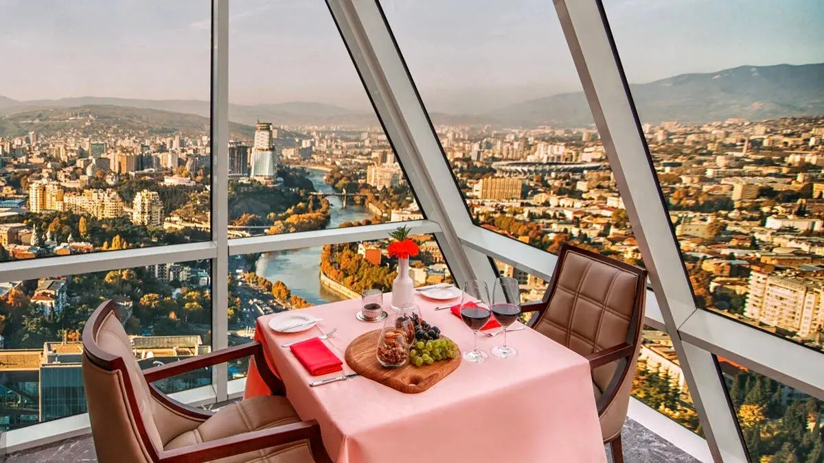 حقوق نجومی در رستورانهای تهران/ گارسون با درآمد ۷ برابر وزارت کار!